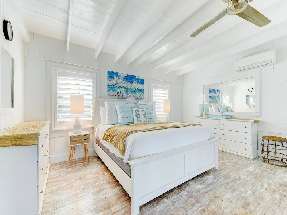 Romantic Beach House by Vtrips