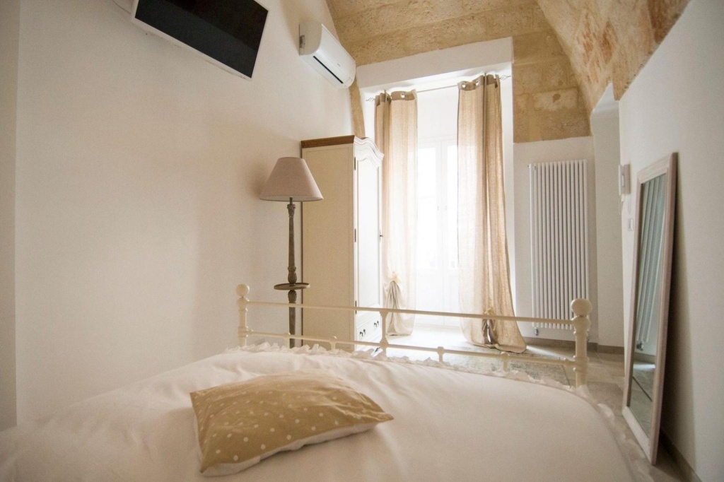 apartment in the center, ideal for couples, excellent location, possibility of parking-Dimora Via Vitti 1