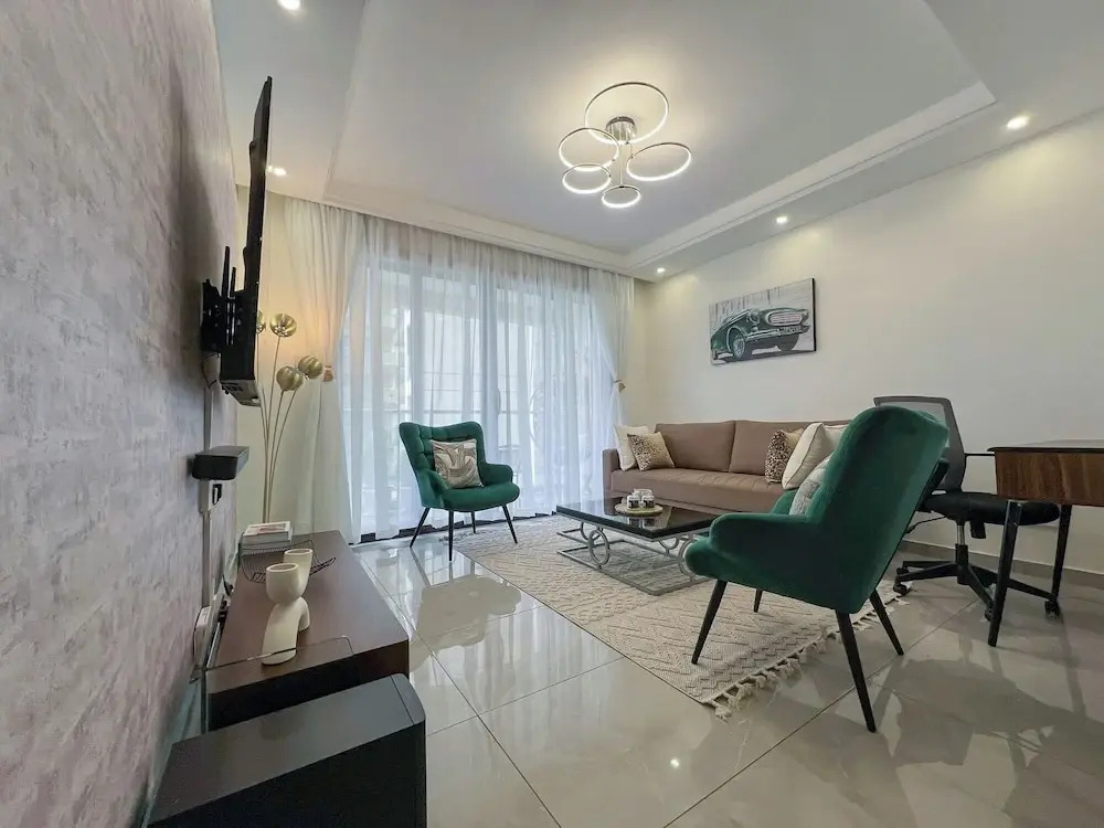 Moonlight Manor by Edmor Suites