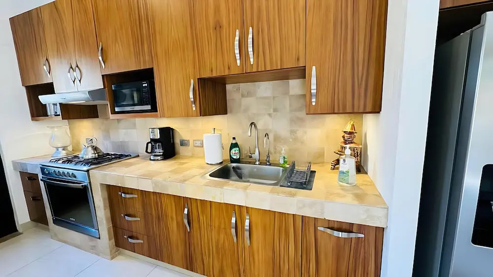 1 Bedroom Guest House - Walk to Everything - Roof Patio - Gym - Pickleball Court