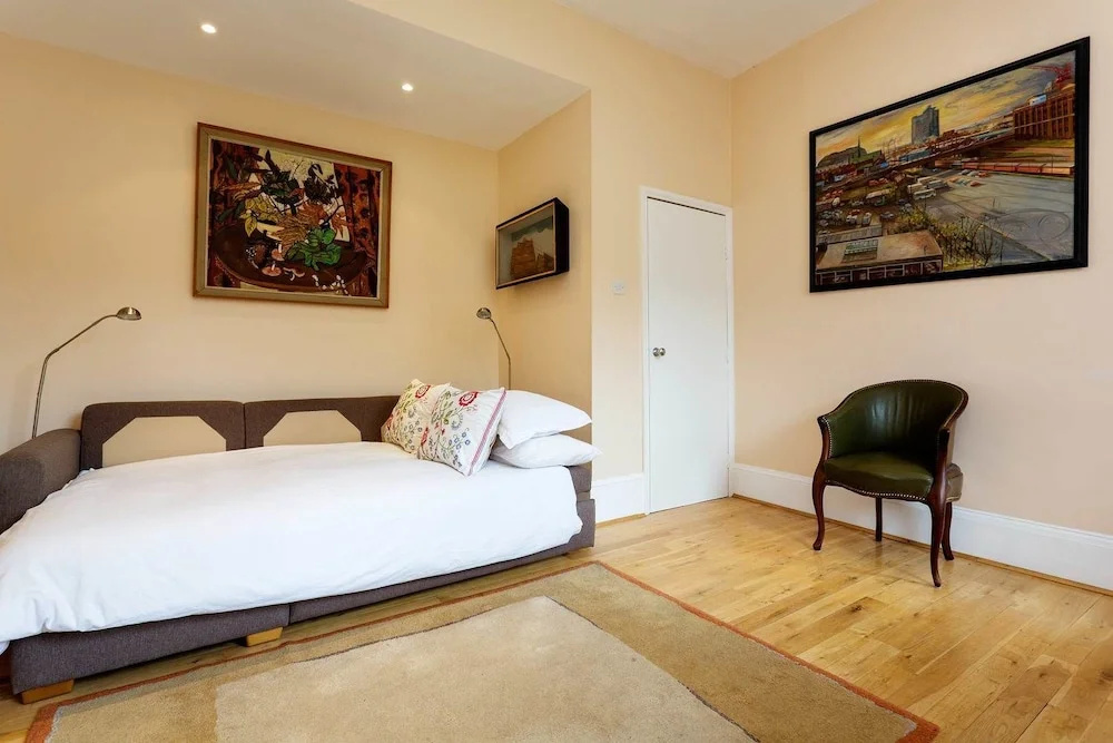 Clarendon Apartment
