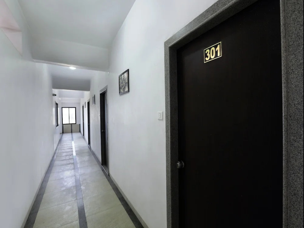 OYO 12810 Hotel Iris