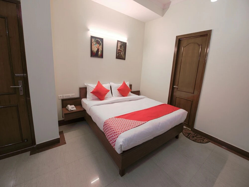 OYO 13643 Hotel Maharaja Palace