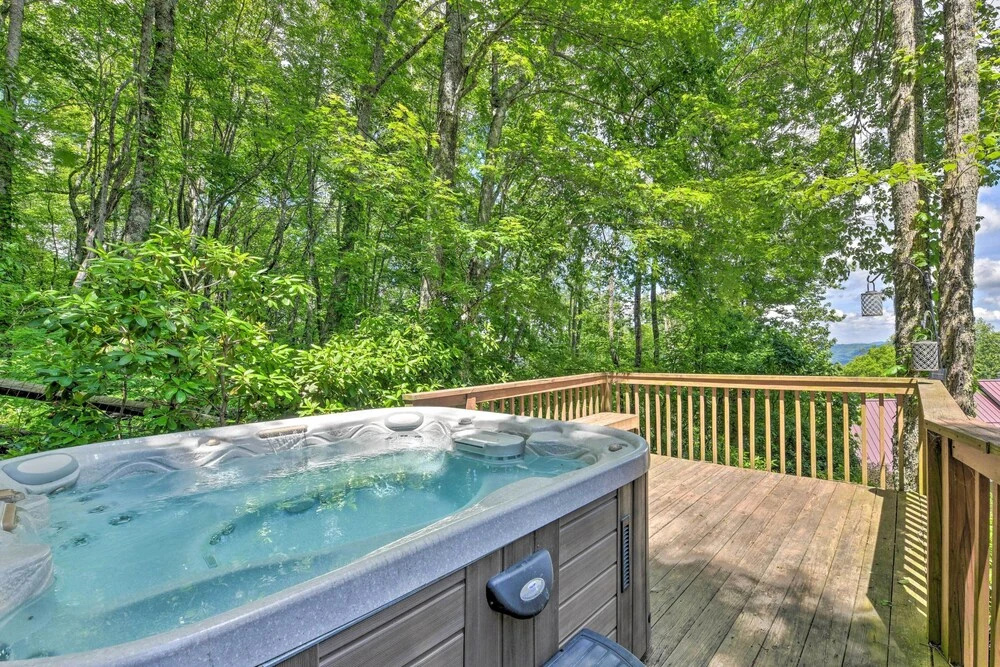 Luxe Lodge Near Smoky Mountains: Views & Hot Tub!