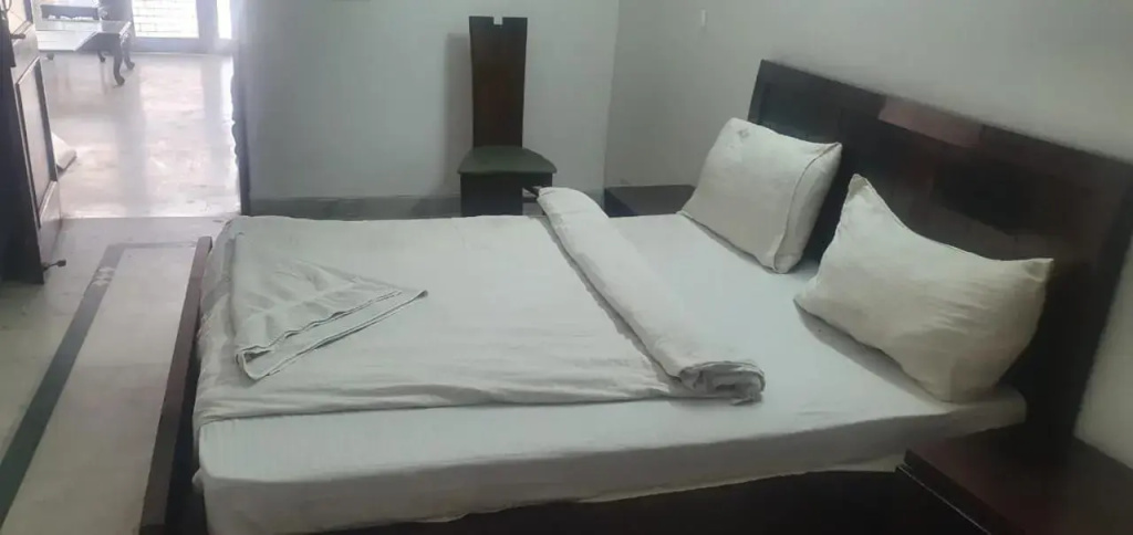 OYO 88327 Royal Inn
