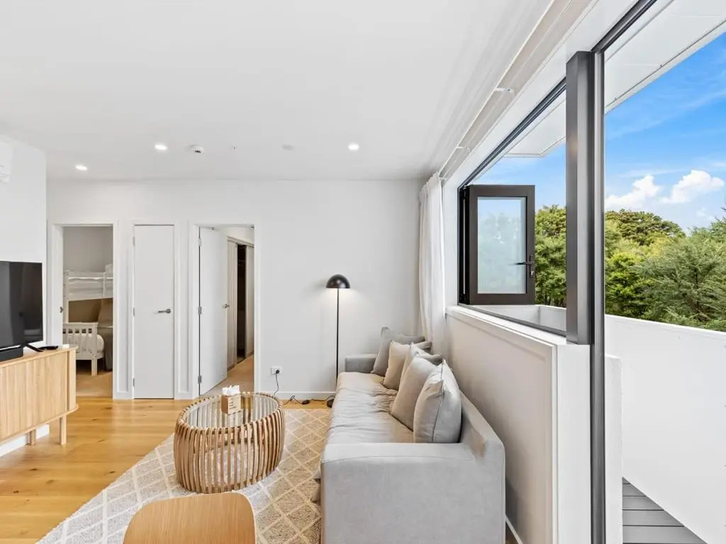 Convenient Modern 2-Bedroom Unit with Free Parking