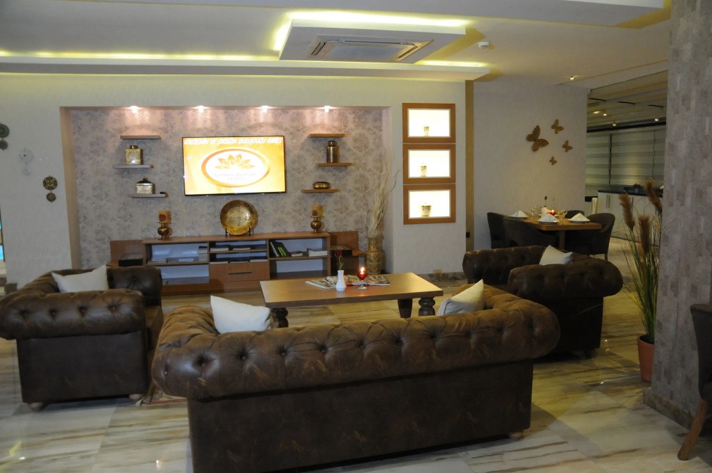 Golden Deluxe Hotel