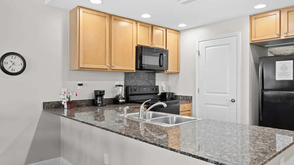 2 Beachfront Condos BBQ Balconies, Resort Pool, Hot Tub + Direct Beach Access
