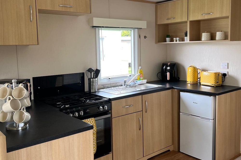 Cabin - Sleeps 6 - Beach 10 Minutes Drive