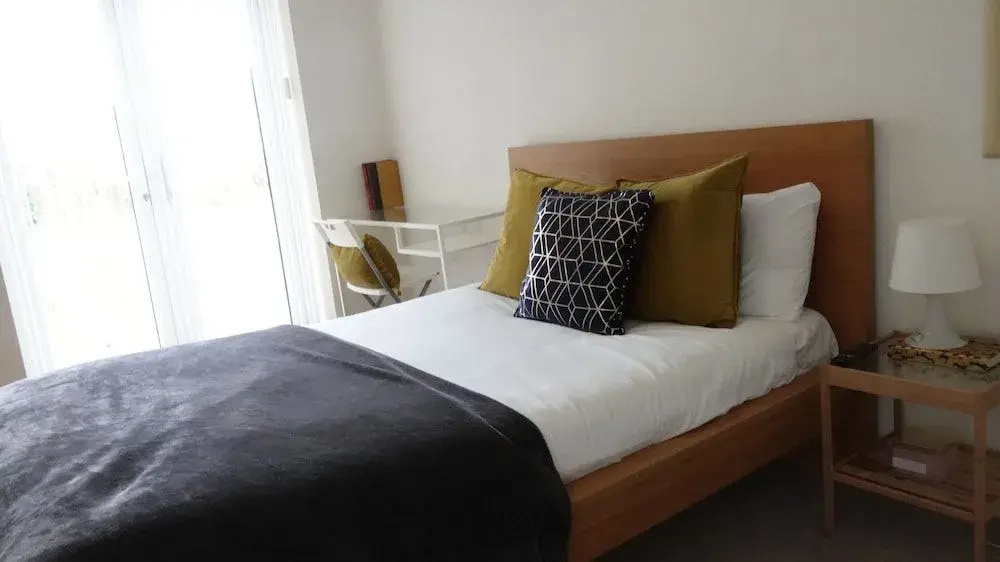 Private on suites- Private Bathroom every room-1 Bus to Heathrow Airport