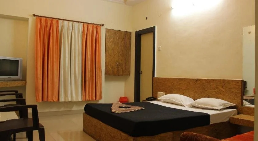 Hotel Laxmibai Palace- Only 300 miter from Sai Baba Temple!!!!