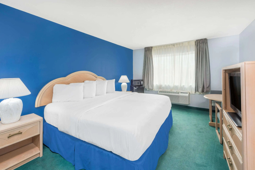 Days Inn by Wyndham Osage Beach Lake of the Ozarks