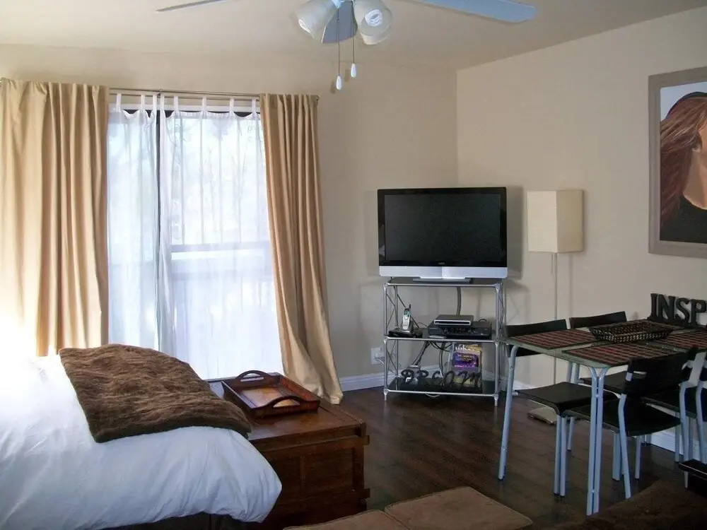Lovely Licensed Santa Monica Loft Walk to Beach!