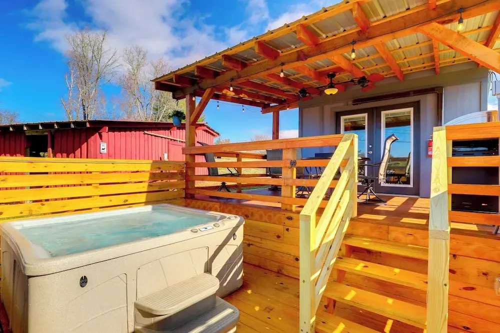 Studio w/ Loft, Hot Tub & Views in Marshall!