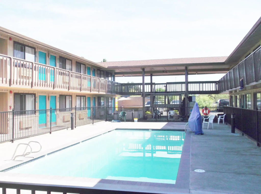 Pepper Tree Inn