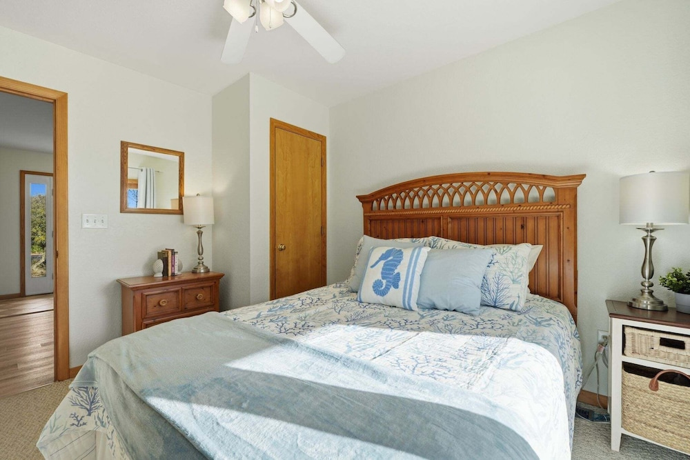 Golf & Surf 7BR: Private Pool, 5 Min to Beach