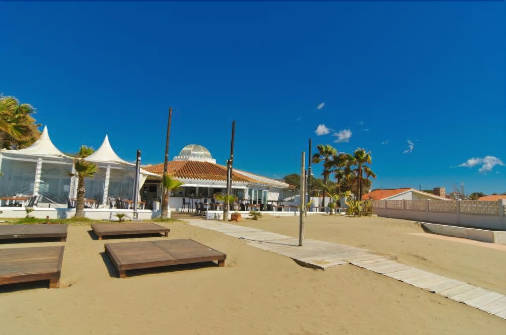 Las Chapas beach front oriented villa