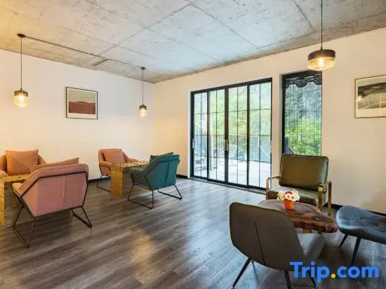 Li Xiangguo Wenquan Homestay (Li Xiaolu Bipenggou Scenic Area)