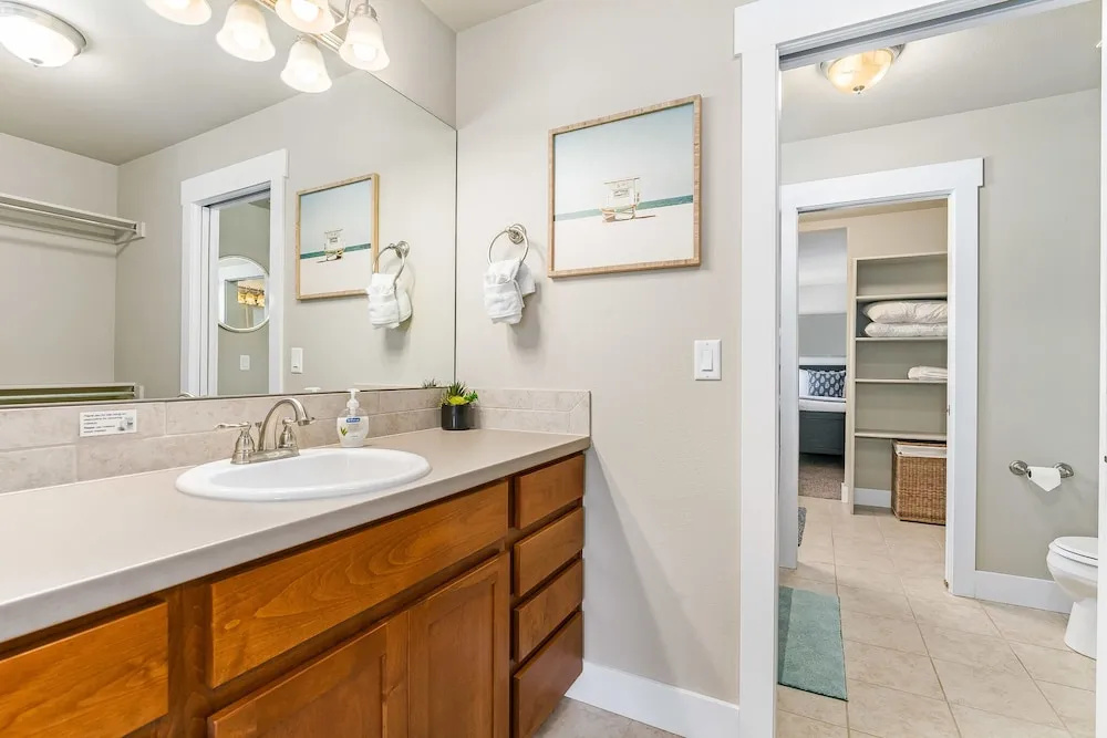 Spacious Home Near River – King Bd, Patio & Garage