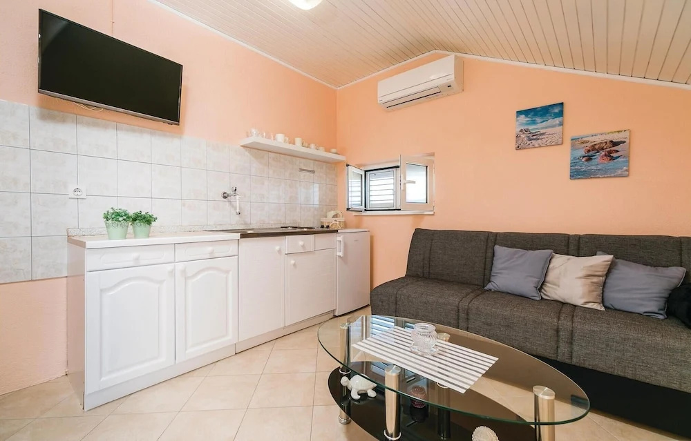 Amazing Home in Stratincica With Wifi and 5 Bedrooms