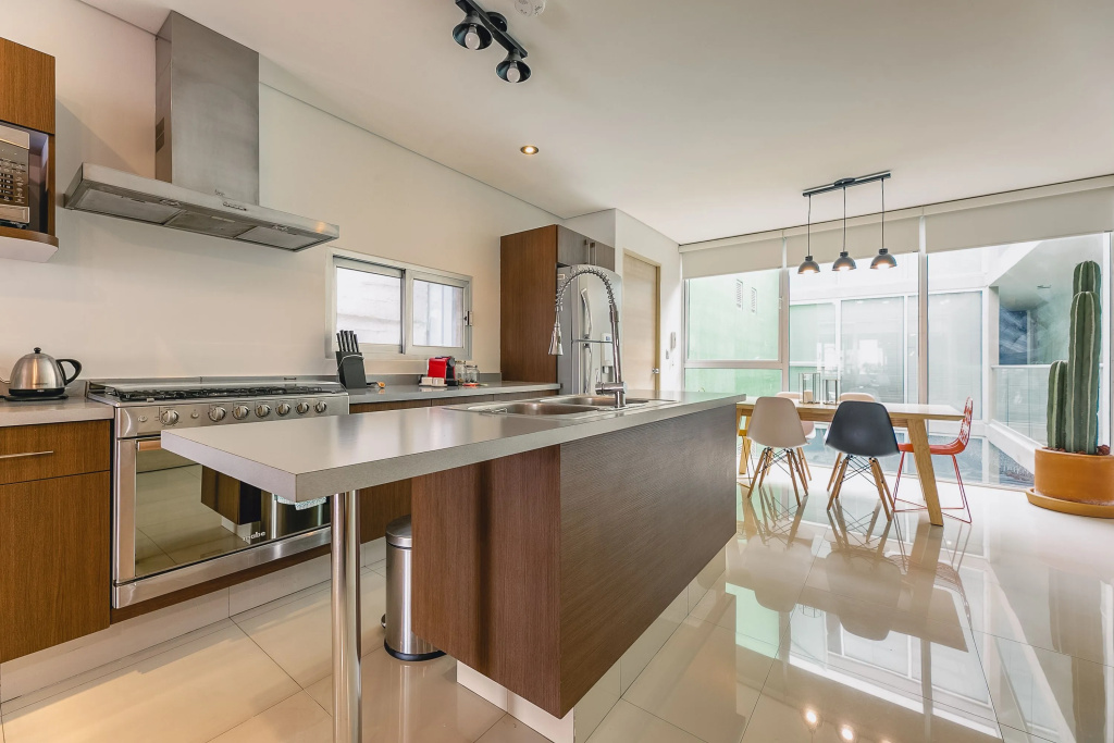 Artsy, Hi-Tech Condo in the Heart of Roma