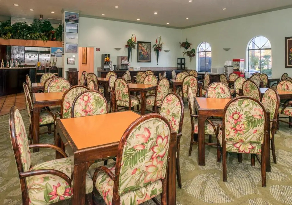 La Fuente Inn & Suites