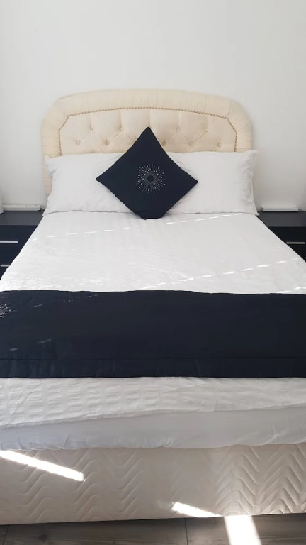 "room in House - Gatwick Triple Room. Fully Furnished. West Sussex."