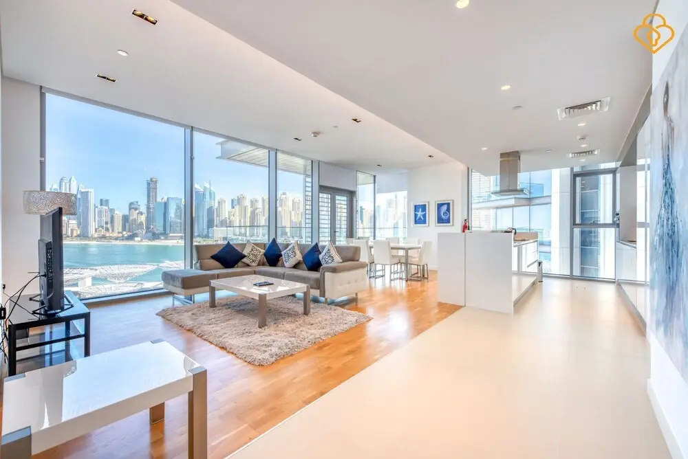 Beautiful Large 3 B/R Apt in BlueWaters Island