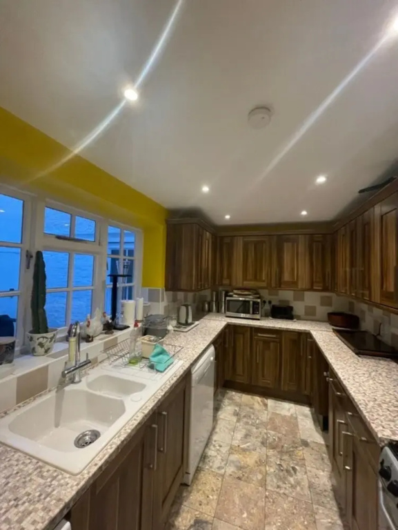 Expansive 4BD Home- 15 min From Buckingham Palace!