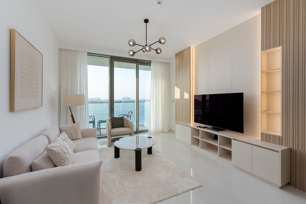 Chic 2BR w Sea Views Near Marina JBR