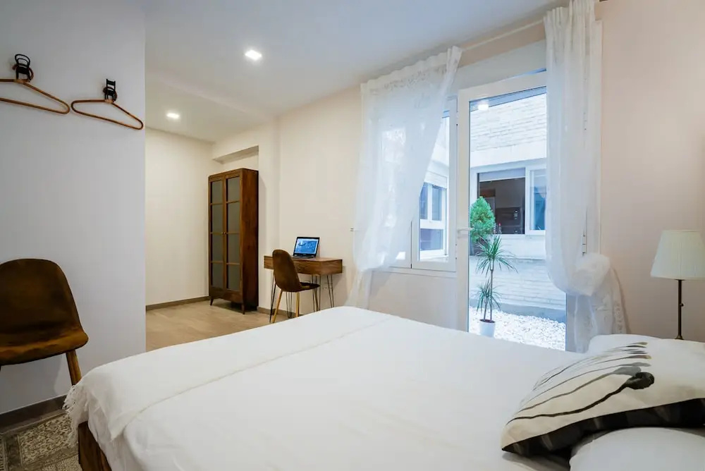 Exclusive quietness in the heart of Madrid with Public Parking, Breakfast, 2 bathrooms