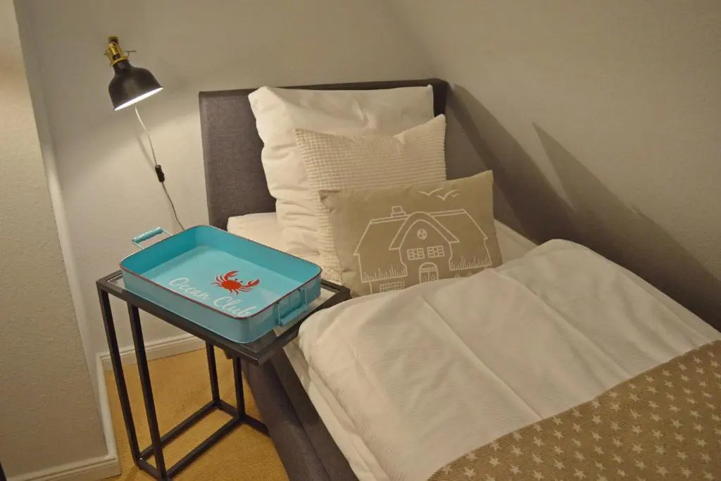 Morderne 3-Zimmerwohnung in einer Hausscheibe unter Reet