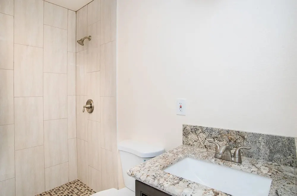 10B 9BA Mansion Sleeps 22 with Pool&Spa