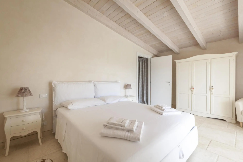 Flat in Villa Reginella with large garden and shared pool just a few minutes from the center of Lecc-Reginella Suite