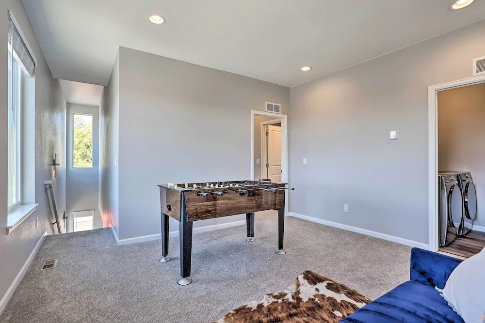 6 Mi to Dtwn Denver: Townhome w/ Patio