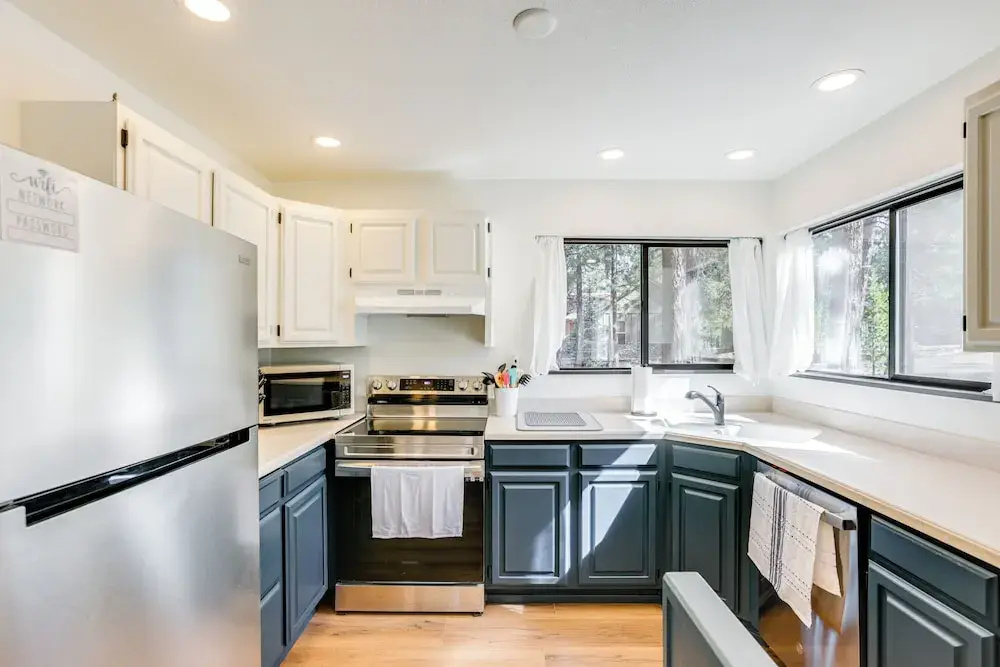 Hot Tub & Community Perks: Sunriver Retreat