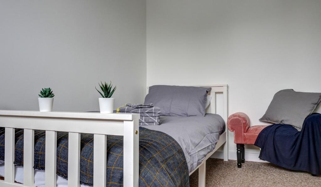 Low Cost, 4 Bed with Parking & Large Garden 04