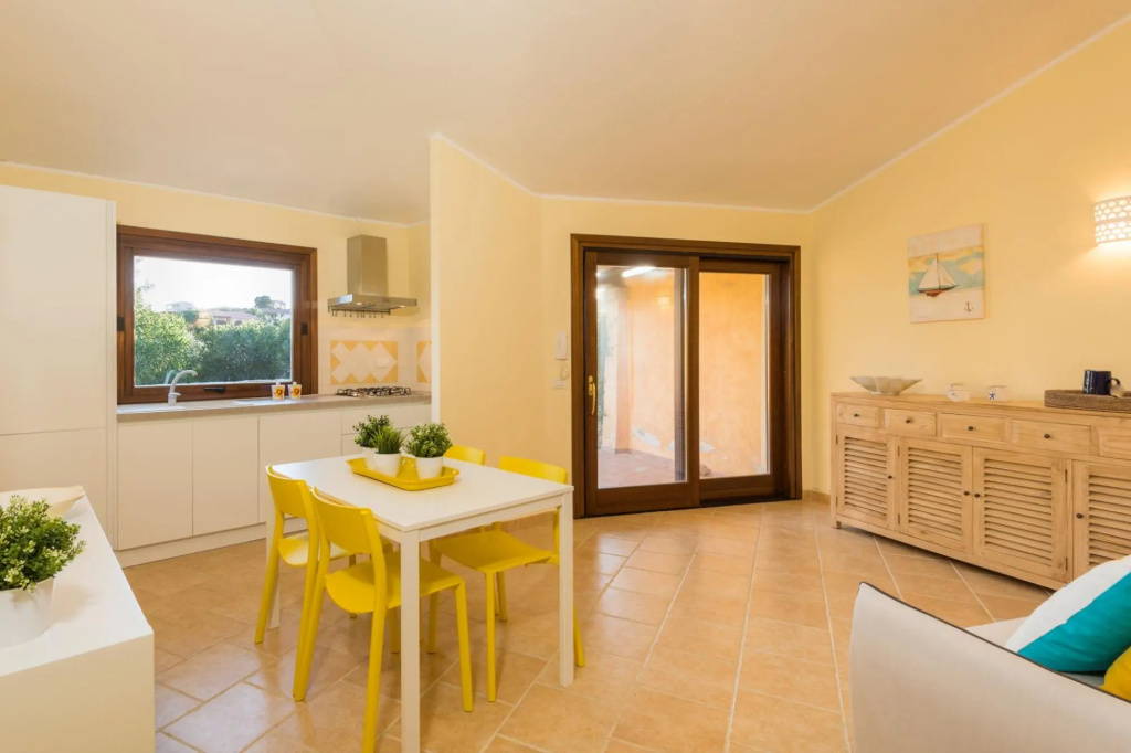 It has 2 bedrooms, 2 bathrooms, large living room with fully equipped kitchen (with microwave, dishw-Perlacea 18