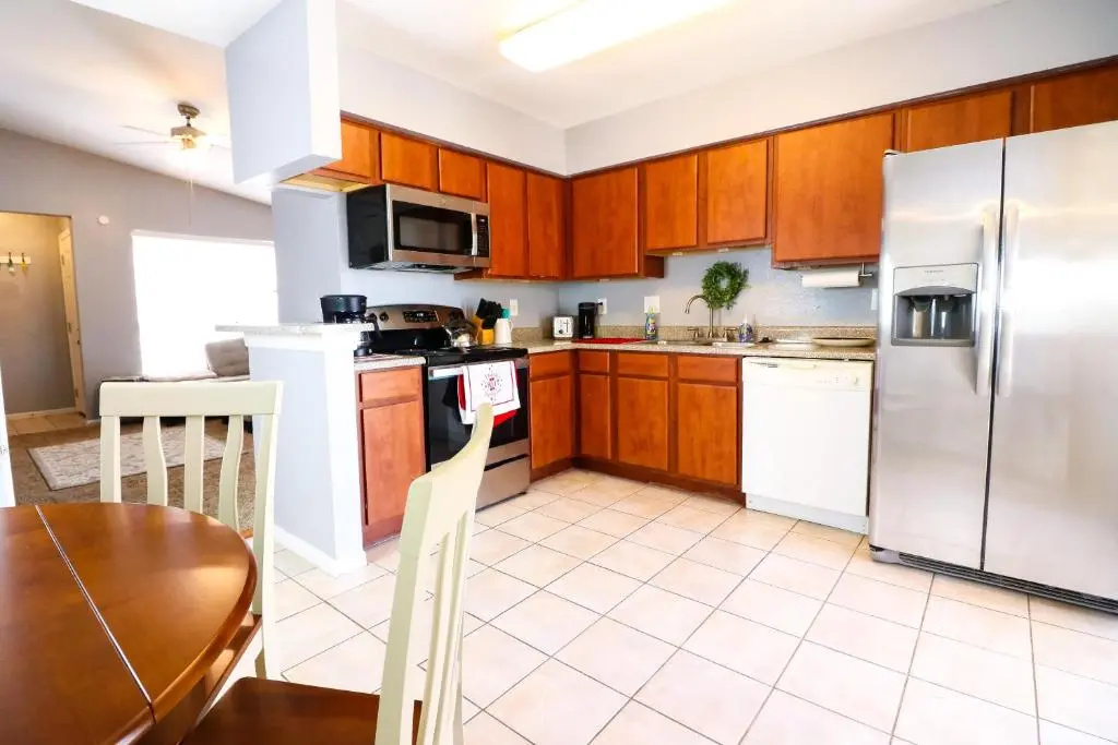 No Worries Just Renovated 2 bed 2 Bath at The Palms Washer and Dryer in Unit