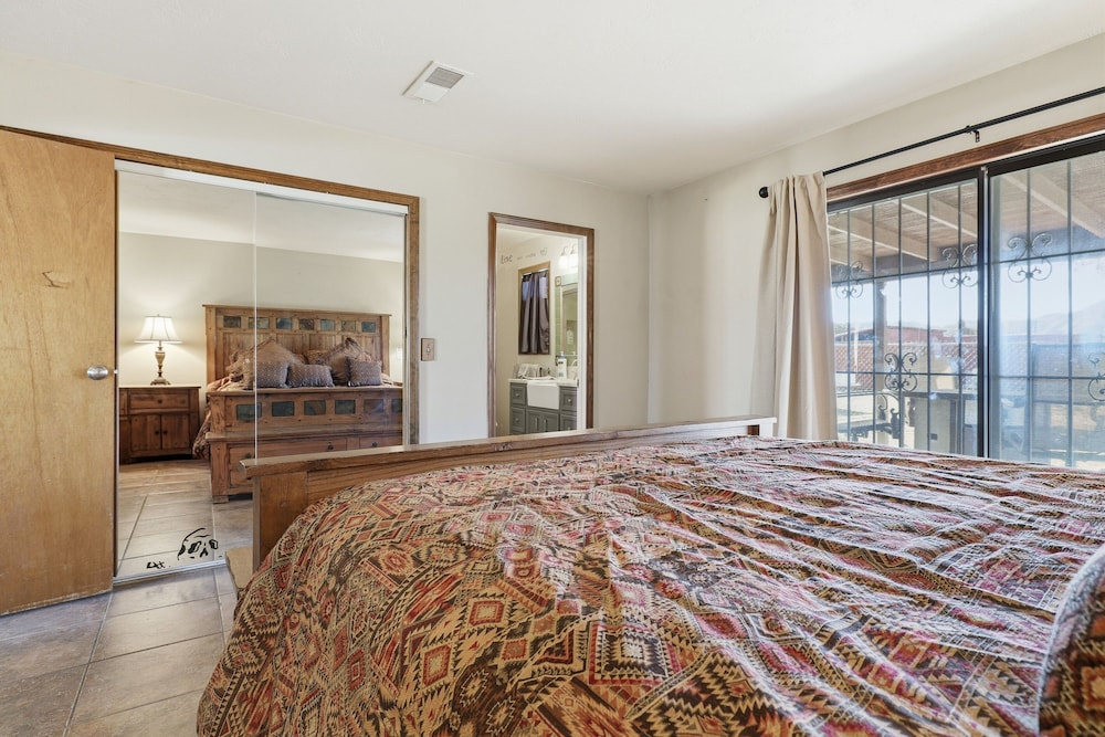 High-Desert Hideaway with Sunset Viewss 3 Bedroom Home