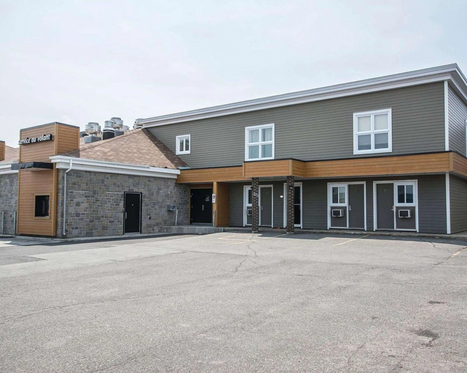 Econo Lodge Inn & Suites
