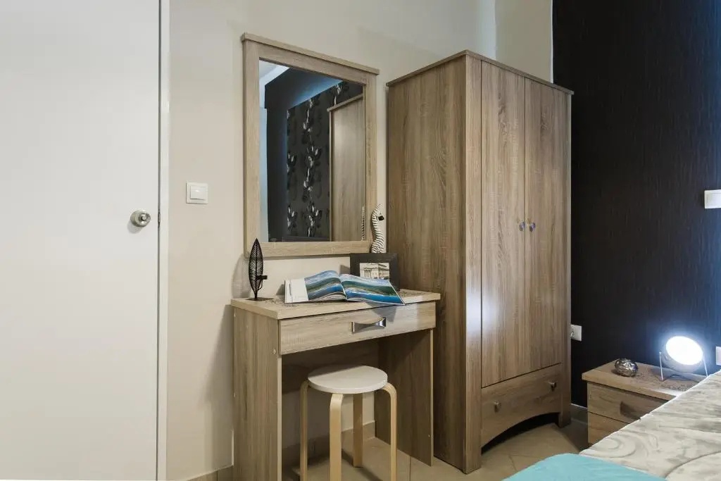 Safe, Central, Smart Double Rooms in apartment, next metro station walk to Acropolis