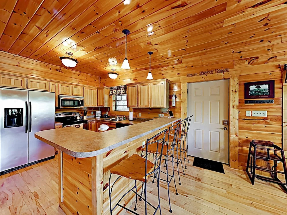 Peaceful Serenity W/ Private Hot Tub & Game Room 4 Bedroom Cabin