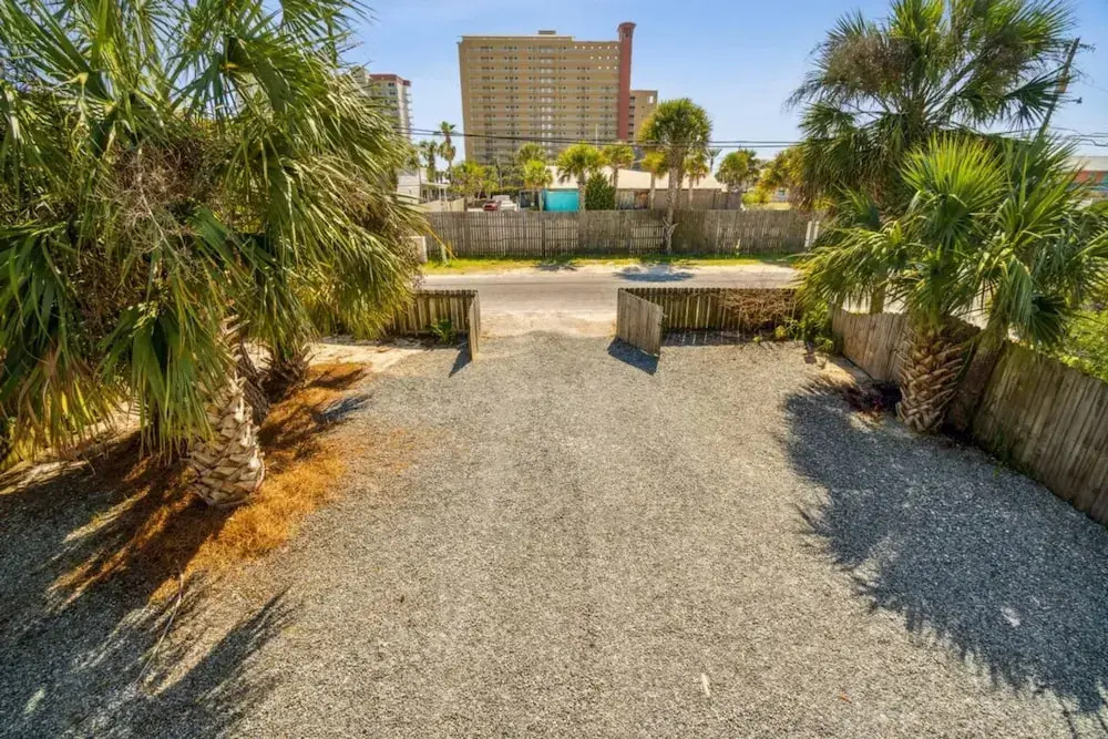 Newly Renovated 2 Bedroom Beach House Free Parking