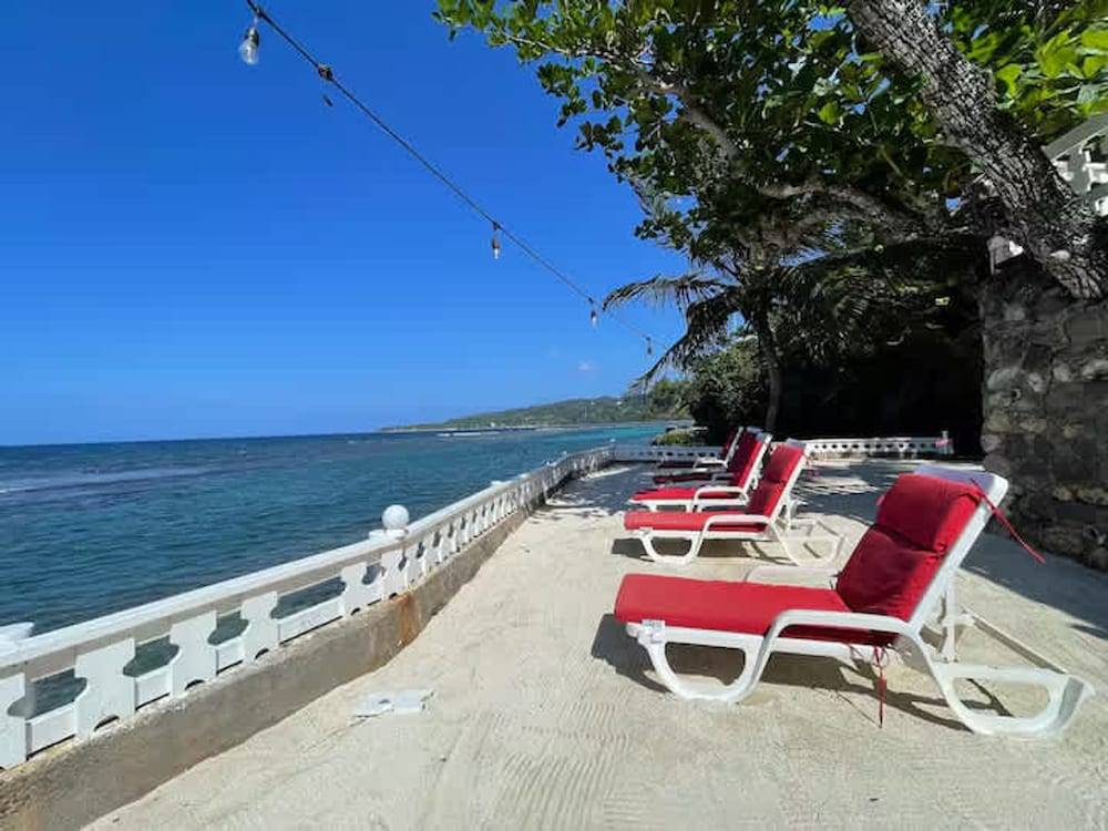 4BR Seafront Villa in Boscobel Direct Sea Access Coastal Living