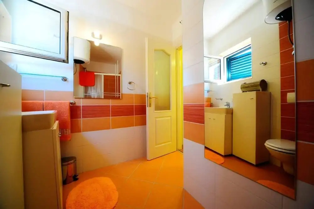 4 Bed Villa Sleeps 9 - Pool Pets Garden Parking