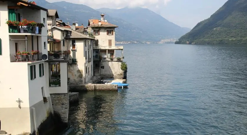 Terrace directly on Lake Como