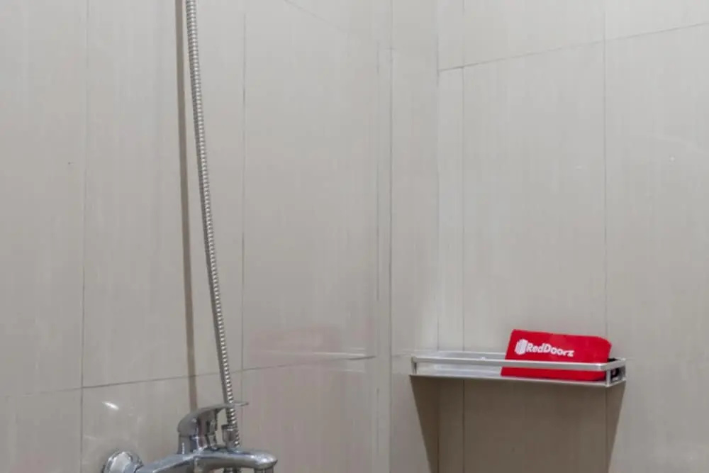 RedDoorz Syariah Plus near Trans Studio Cibubur