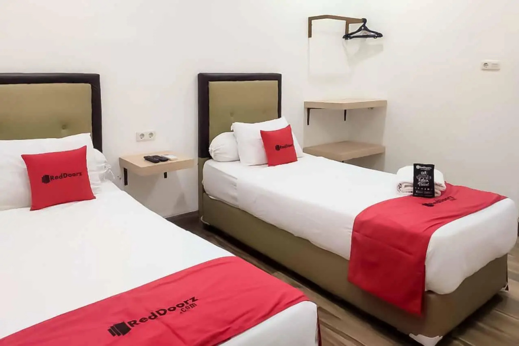 RedDoorz Plus @ Jalan Veteran Palembang