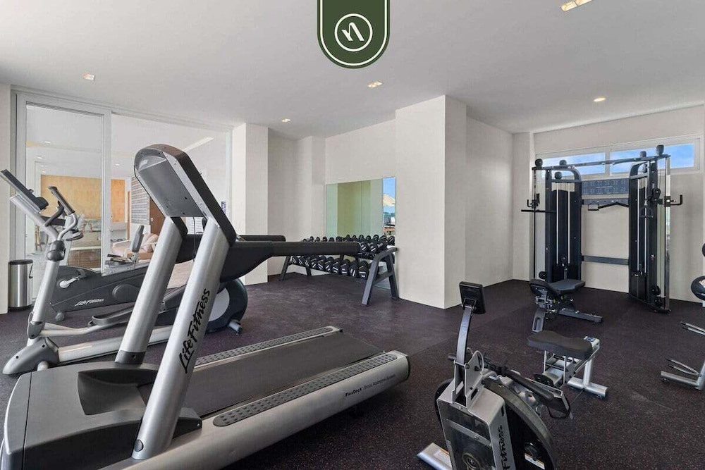 New Stylish 1 BR Condo - Ocean Views - Flex Room